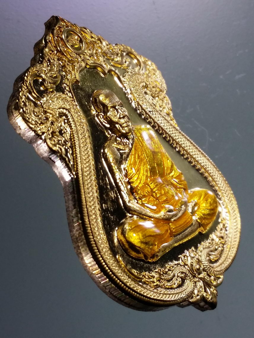 รหัสสินค้า พระมีกล่อง 101 เหรียญหลังหนุมาน หลวงพ่อพัฒน์ วัดห้วยด้วน อำเภอหนองบัว จังหวัดนครสวรรค์ รุ่น ทรัพย์เศรษฐี เนื้อทองทิพย์ลงยาจีวร ตอกโค๊ต หมายเลข ๗๔