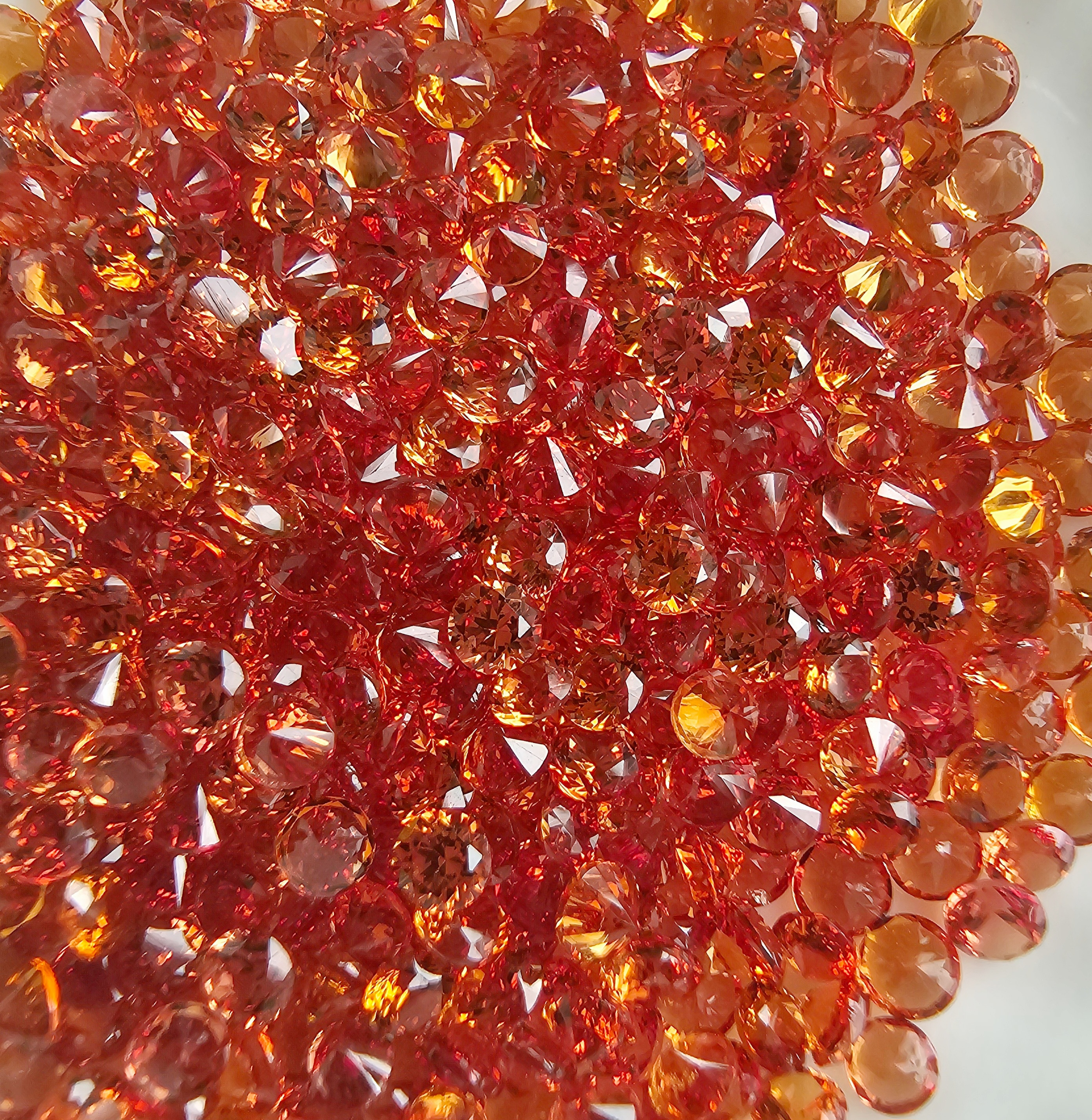 บุษราคัมสีส้มอมแดงกลม 2.5 มม. 1 กะรัต