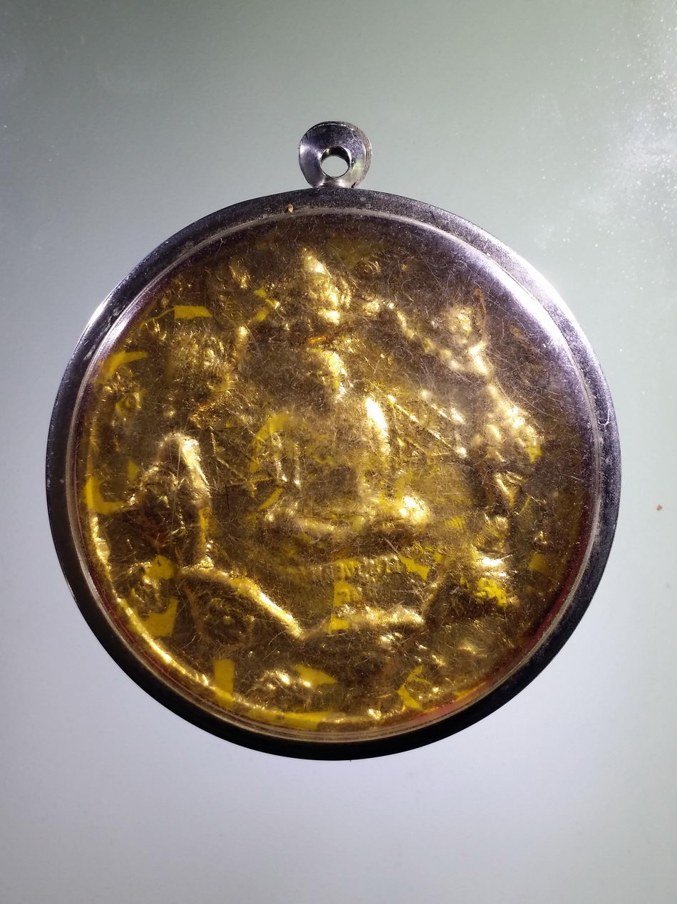 รหัสสินค้า จตุคามรามเทพ 447 พระเทวราชโพธิสัตว์จตุคามรามเทพ - หลวงปู่ขาว ไม่ทราบที่ เนื้อว่านปิดทองคำเปลว เจ้าของเดิมบูชาด้วยการปิดทองคำเปลว ทั้งด้านหน้าและด้านหลังครับ มีตลับสแตนเลส พร้อมแขวนบูชา