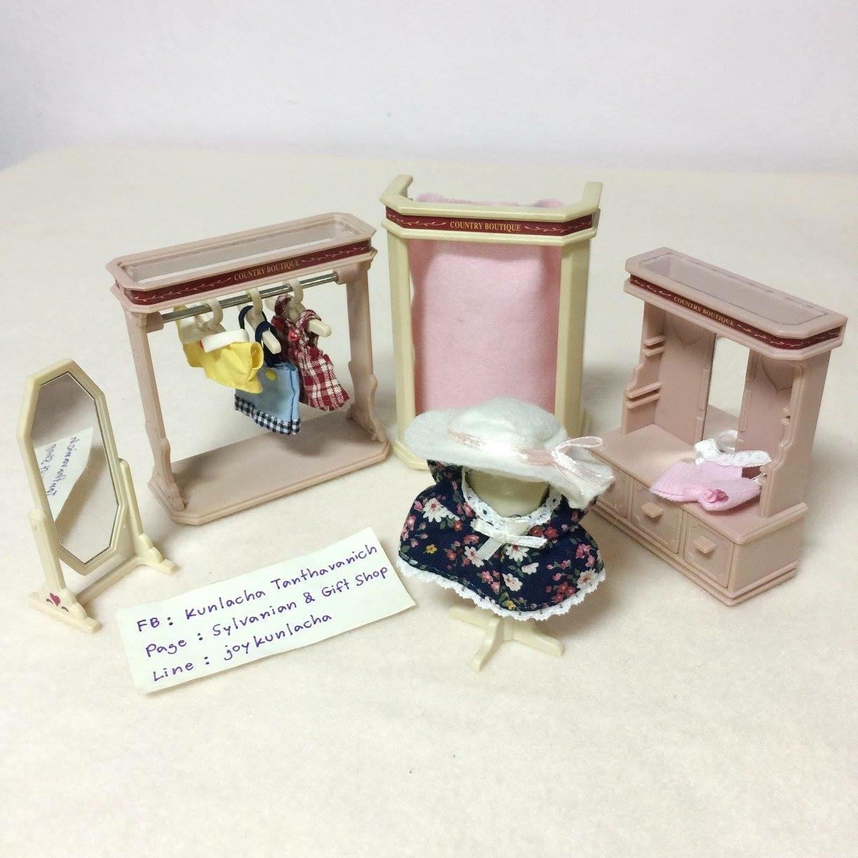 ห้องเสื้อรุ่นเก่าสีชมพูวินเทจ มีรอยจากการเล่น อุปกรณ์ตามภาพ Country Boutique : Sylvanian Families