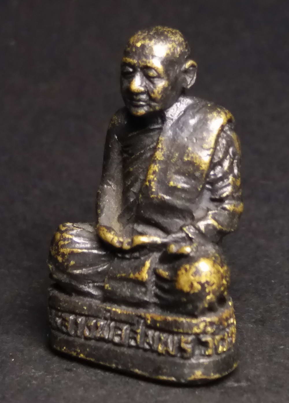 รหัสสินค้า พระกริ่ง พระหล่อ 162 รูปหล่อหลวงพ่อสมพร วัดถ้ําเนินพระะปราง จังหวัดนครสวรรค์ เนื้อทองเหลืองรมดำ หล่อตัน