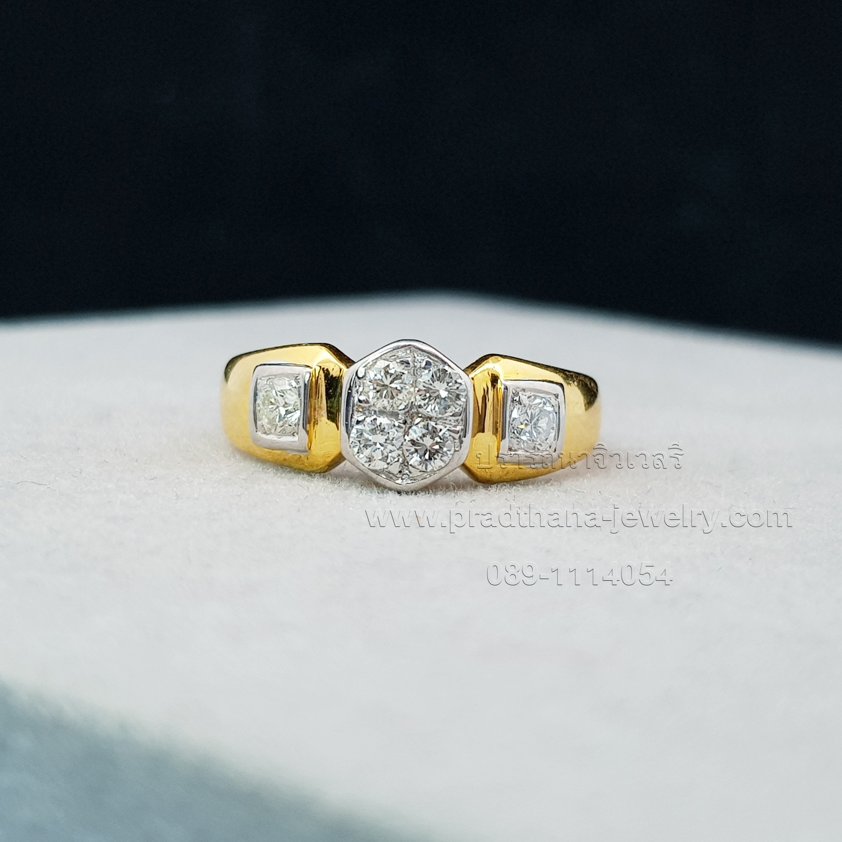 แหวนเพชรกระจุกกลางบ่าเพชร