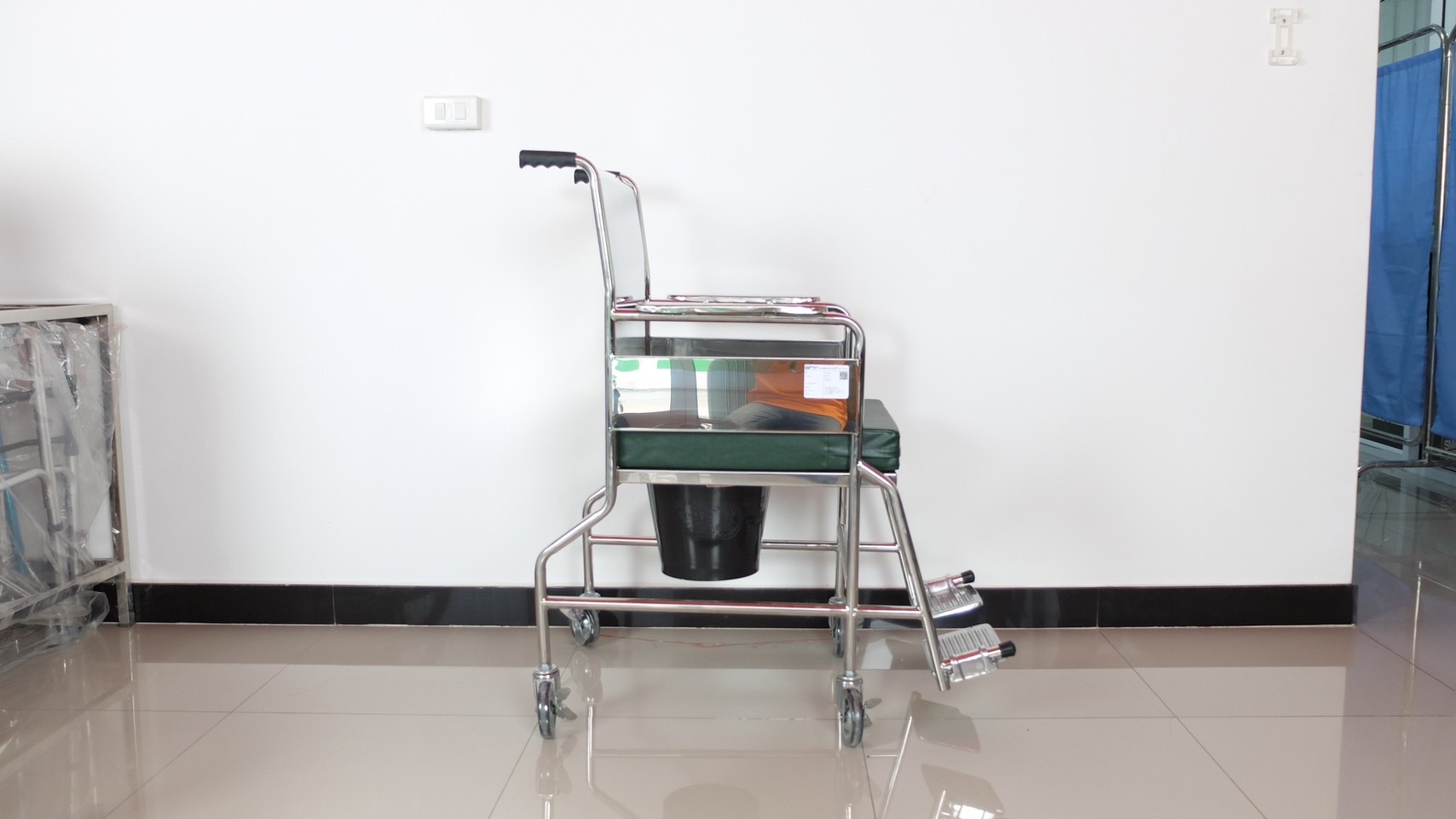 รถเข็นวีลแชร์นั่งถ่ายสแตนเลส รุ่น PS101 แบบพับไม่ได้ พร้อมเบาะรองนั่ง และถังรองถ่าย (ล้อหลังเล็ก)