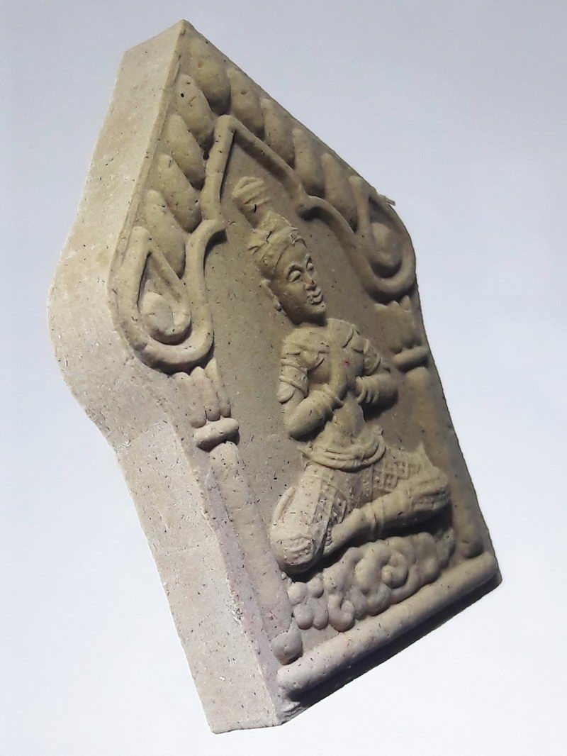 รหัสสินค้า พระมีกล่อง 324 พระขุนแผนวิทยาธร พระอาจารย์เก่ง วัดเขาถ้ำพระ จังหวัดสุราษฎร์ธานี ขนาดเทียบกับเหรียญบาท พระสวย กล่องเดิม