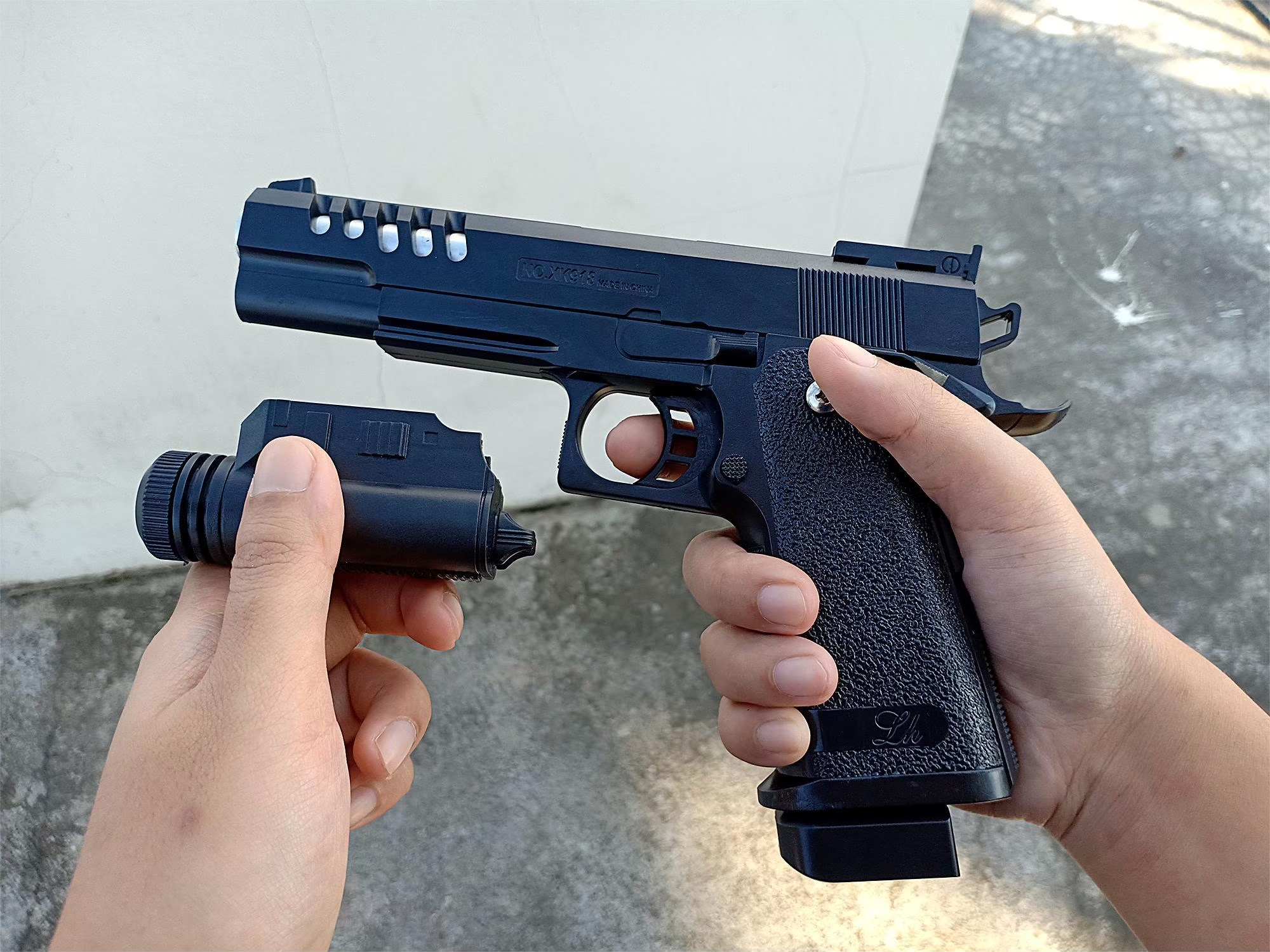 ปืนของเล่น ปืนพลาสติก ปืนอัดลม ปืนพกสั้น ติดเลเซอร์ XK918