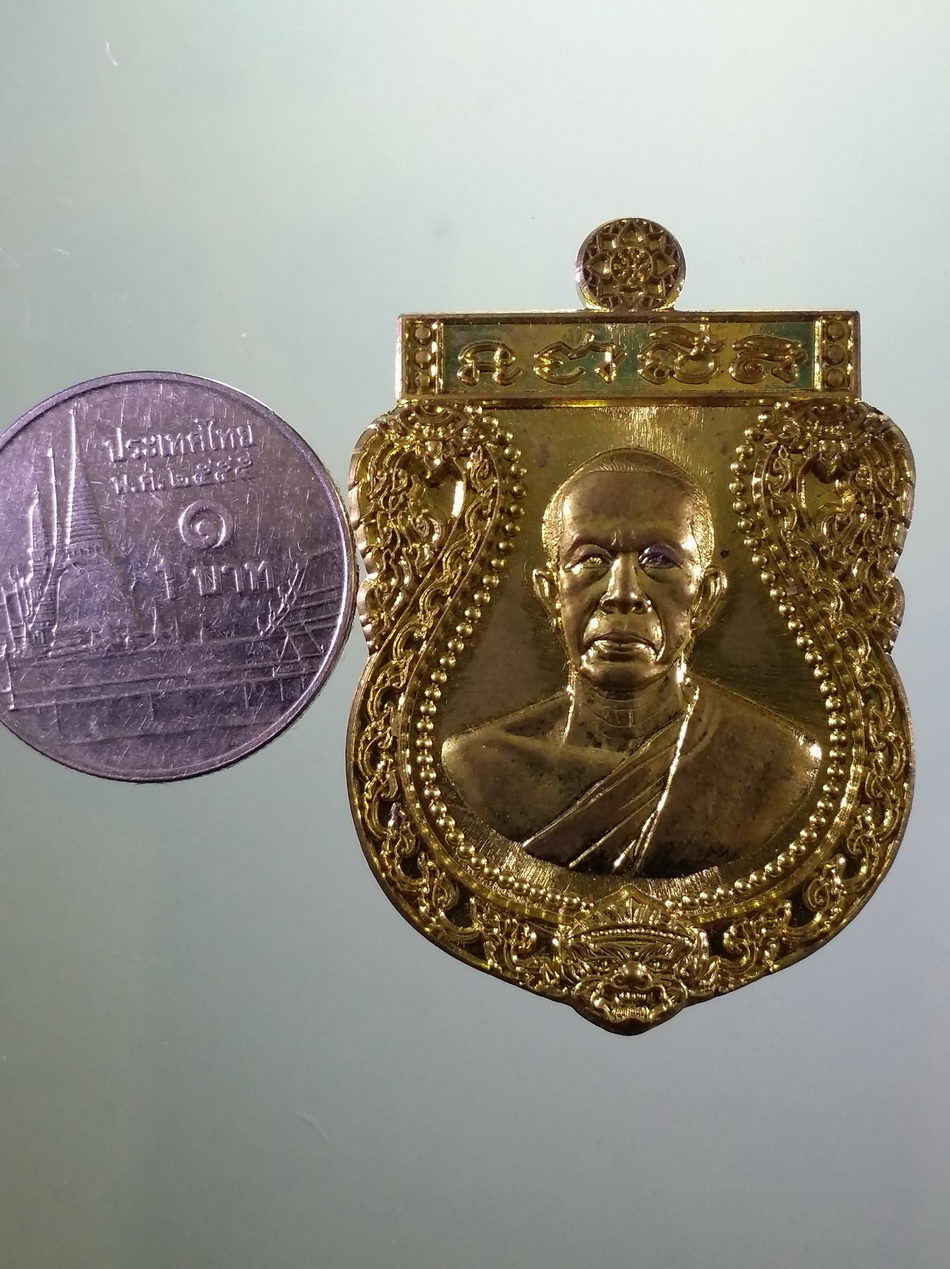 รหัสสินค้า พระมีกล่อง 4002 เหรียญเสมาเนื้อทองฝาบาตร พระครูวิมุตติธรรมมาภิรม วัดหนองคล้า ตำบลบึง อำเภอศรีราชา จังหวัดชลบุรี สร้างปี 2559 ตอกโค๊ต หมายเลข 1754 พระสวยกล่องเดิม