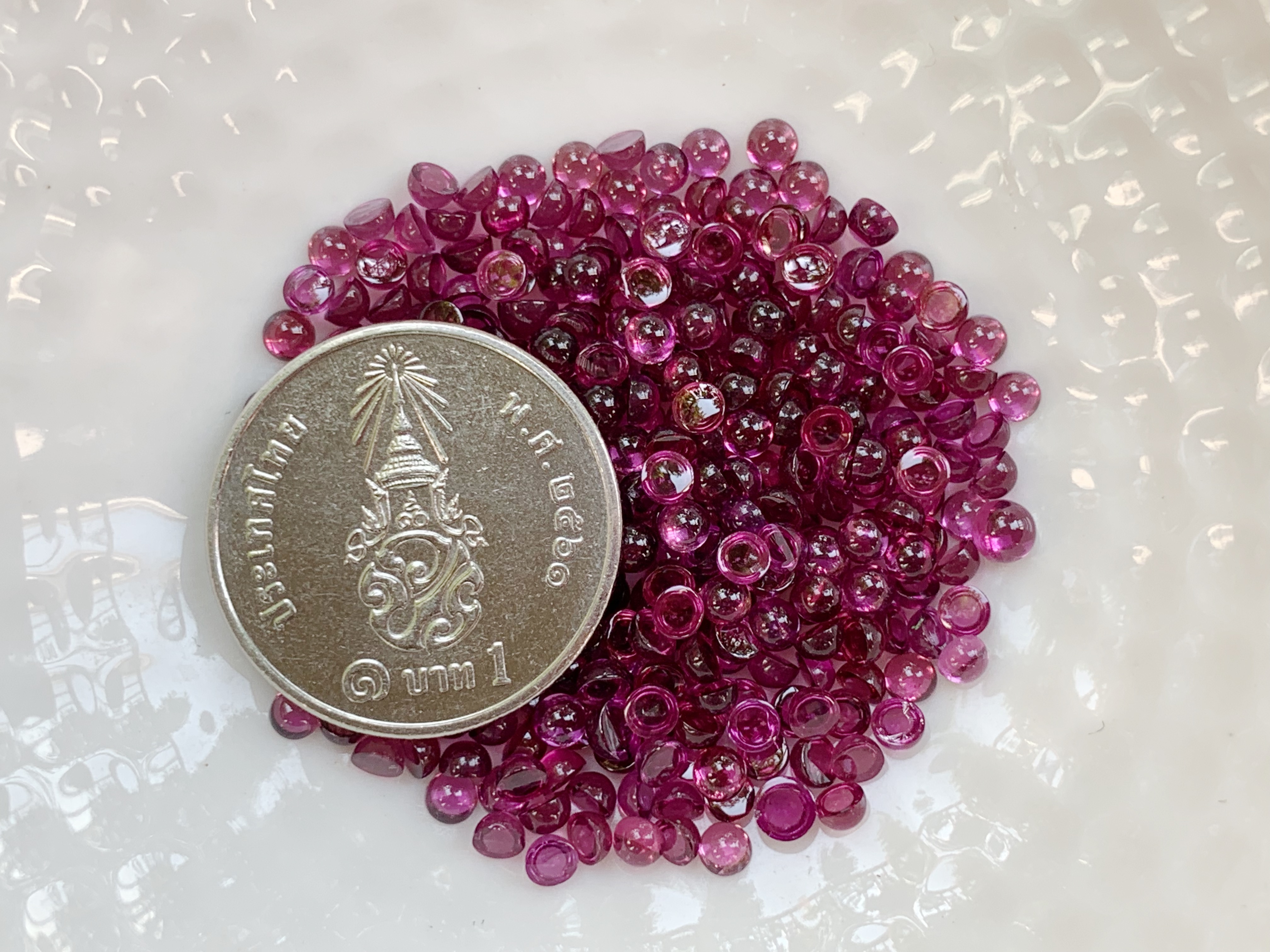 โรโดไลท์กลมหลังเบี้ย 2.5 มม. 5 กะรัต