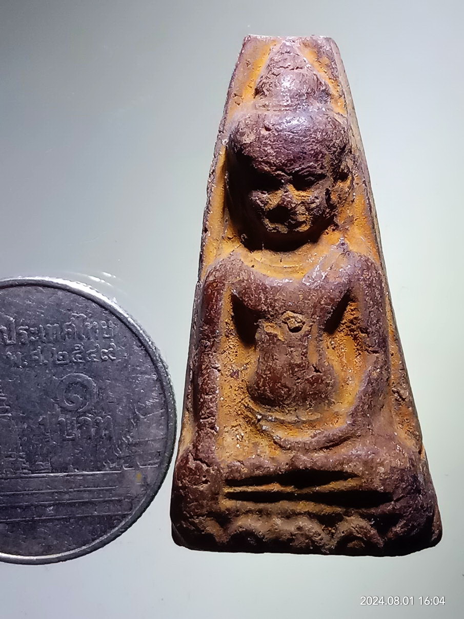 รหัสสินค้า พระเนื้อดิน เนื้อผง เนื้อว่าน 674 พระหูยานเนื้อดินเผา พระเกจิยุคเก่า จัดสร้าง ไม่ทราบที่ครับ ขนาดเมื่อเทียบกับเหรียญบาท