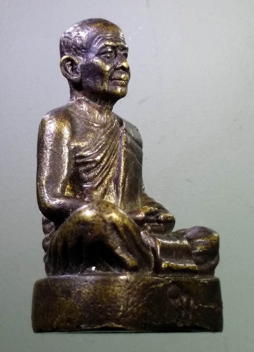 antig FB 420 รูปหล่อเนื้อโลหะผสม หลวงตามหาบัว วัดป่าบ้านตาด จังหวัดอุดรธานี ไม่ทราบปี ไม่ทราบรุ่น เก่าครับ มีอายุ