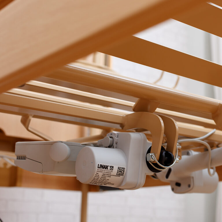 ชุดเตียงผู้ป่วยปรับไฟฟ้า Dali Low Entry (เตียงปรับระดับต่ำสุด 23 cm.) + พร้อมที่นอนเพื่อสุขภาพ MEMORY FOAM + เสาพยุงตัว + ชุดผ้าปูที่นอน + ผ้ายาง