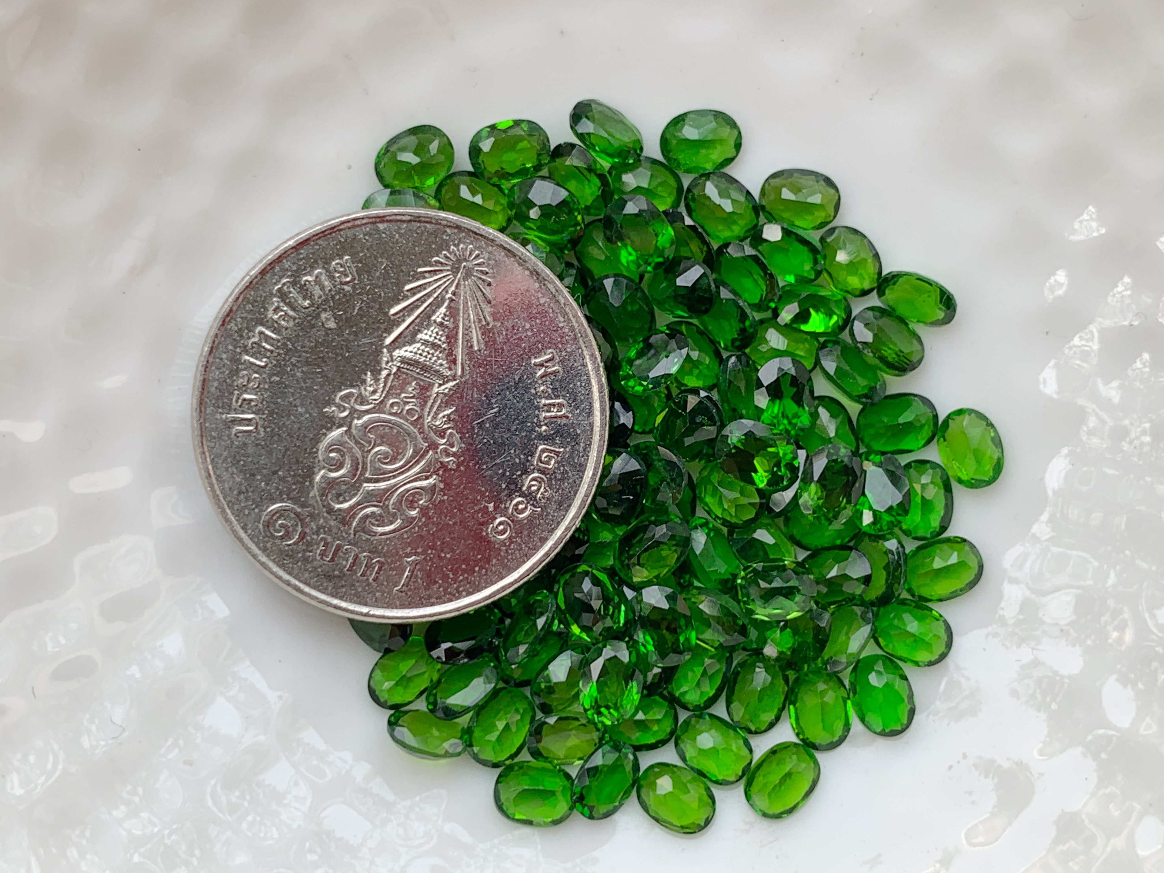 โครมไดออฟไซด์ไข่ 4x3 mm. 1 กะรัต