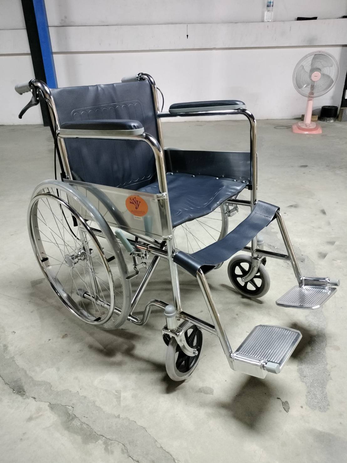 รถเข็นผู้ป่วยโครงเหล็กชุบโครเมี่ยมรุ่นมาตรฐาน ล้อซี่ลวด มีเบรคมือ พับเก็บได้ รุ่น CA905H (Wheelchair Series)