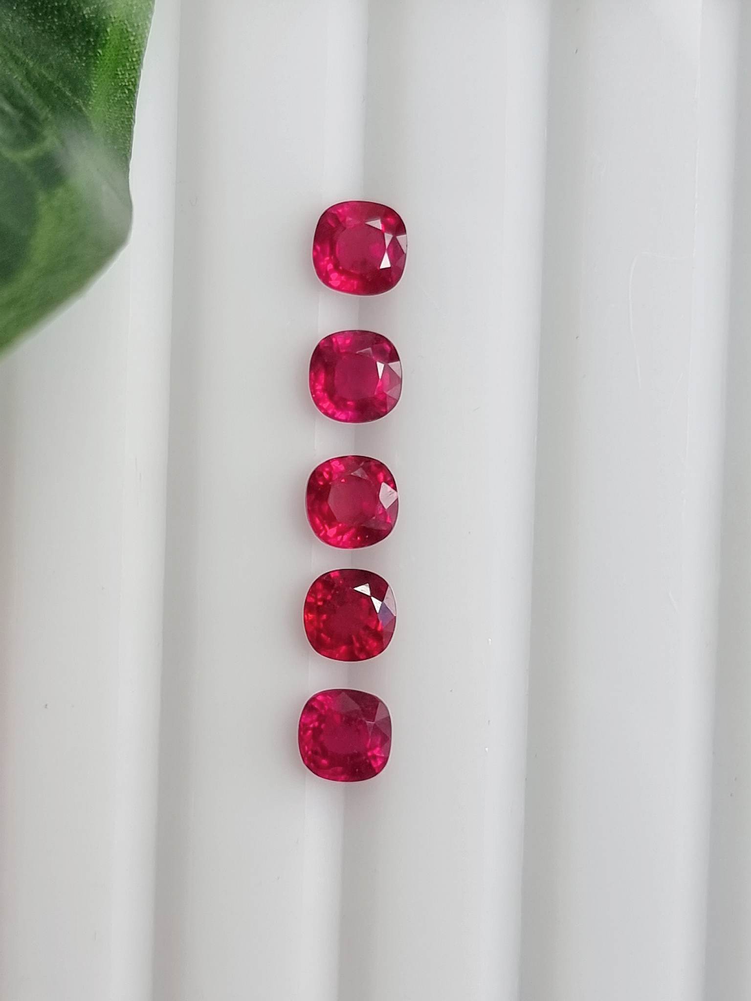 พลอยทับทิมเผาใหม่ 6.2x6.2มม.ขายยกชุด 5 เม็ด