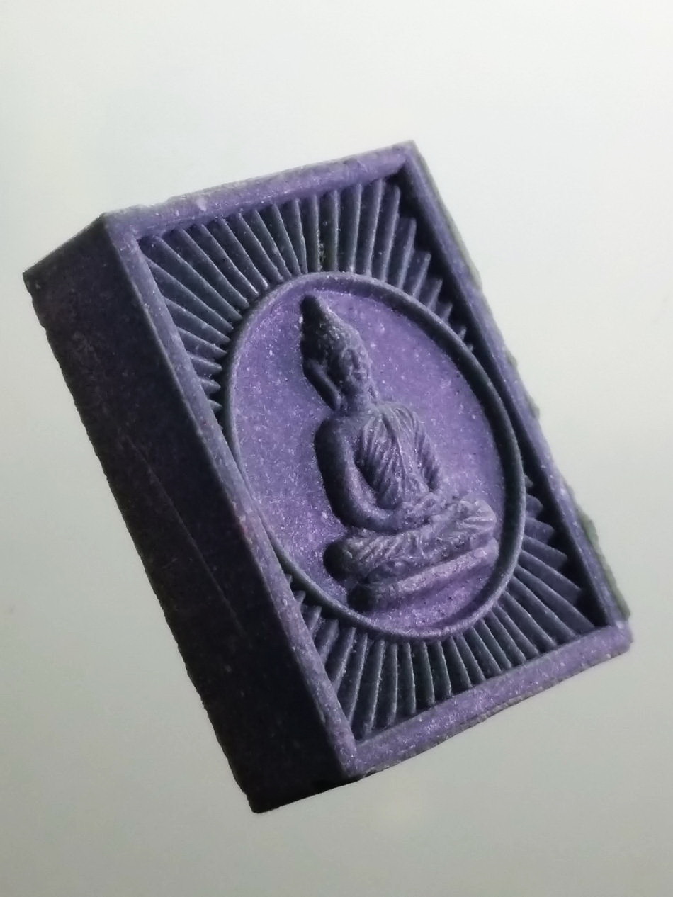 รหัสสินค้า พระมีกล่อง 4011 พระธรรมกายเนื้อผง ฝังเม็ดพระธาตุ ด้านหลัง วัดหลวงพ่อสดธรรมกายาราม อำเภอดำเนินสะดวก จังหวัดราชบุรี จัดสร้าง