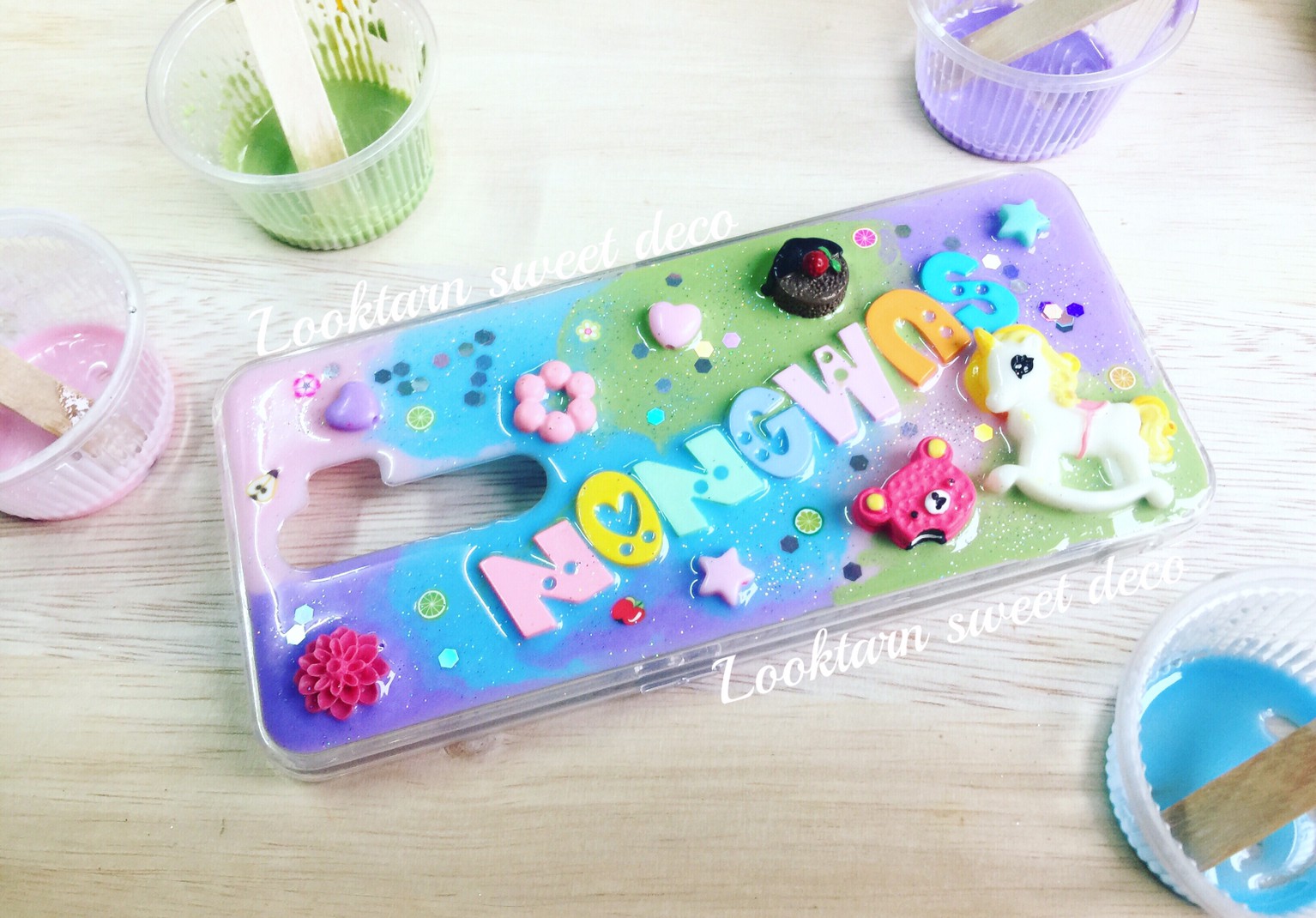 เคสชมพู ฟ้า ม่วง เขียว เพิ่มกลิสเตอร์ อักษรคละสี