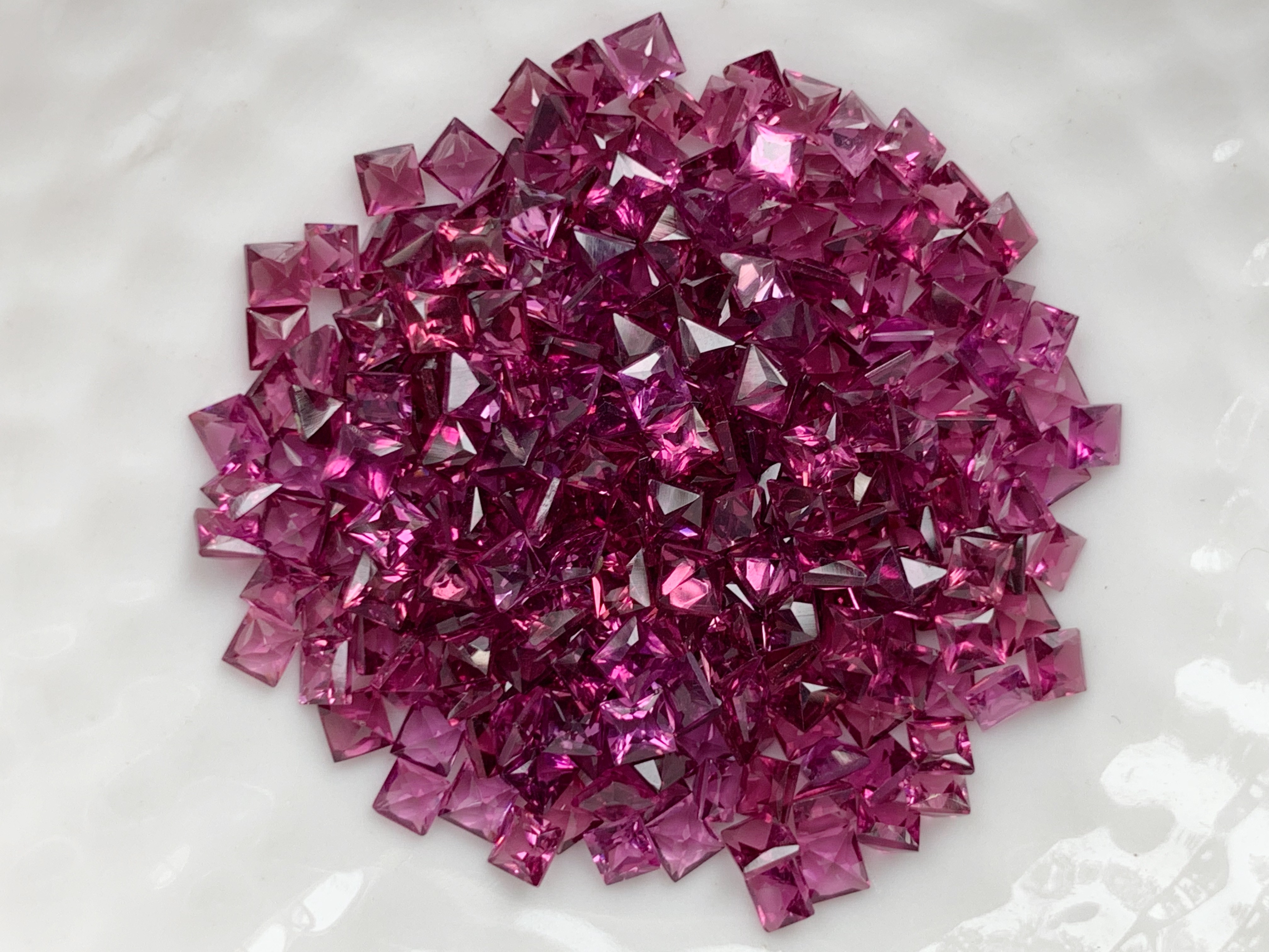 โรโดไลท์สี่เหลี่ยม 2.5 มม. 5 กะรัต