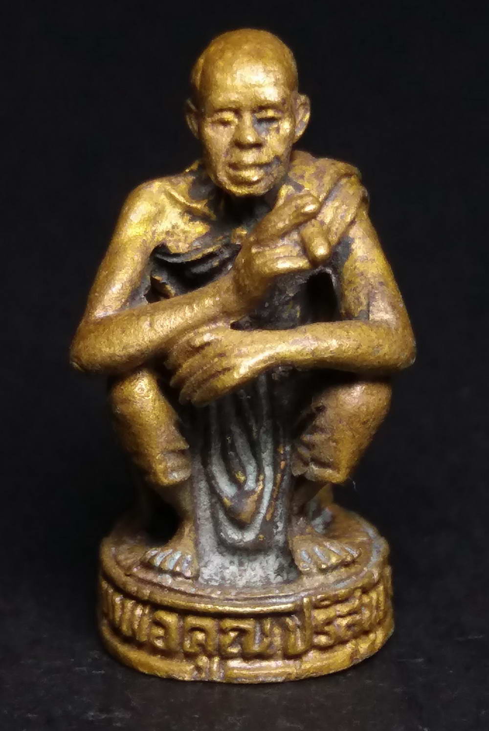 รหัสสินค้า พระกริ่ง พระหล่อ 134 รูปหล่อนั่งเอกลักษณ์เนื้อทองผสม หลวงพ่อคูณ วัดบ้านไร่ อำเภอด่านขุนทด จังหวัดนครราชสีมา สร้างปี 2536