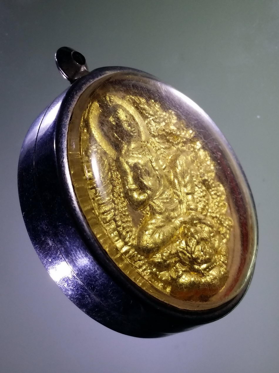 รหัสสินค้า จตุคามรามเทพ 437 พระเทวราชโพธิสัตว์จตุคามรามเทพ เนื้อว่านขาว ปัดทอง ไม่ทราบรุ่น มีตลับสแตนเลส พร้อมแขวนบูชา ผมถ่ายรูปเปิดฝาหน้าอย่างเดียวนะครับ ขี้เกียจครับ บอกตรงๆ