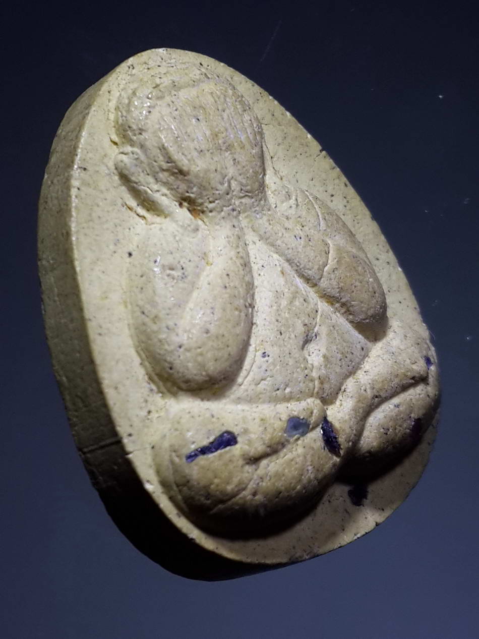 รหัสสินค้า พระปิดตา ทั่วไป 161 พระปิดตาเนื้อผงโรยแร่รัตนชาติ หลวงปู่ทองเหลือ วัดท่าไม้เหนือ จังหวัดอุตรดิตถ์ ที่ระลึกอายุครบ 92 ปี