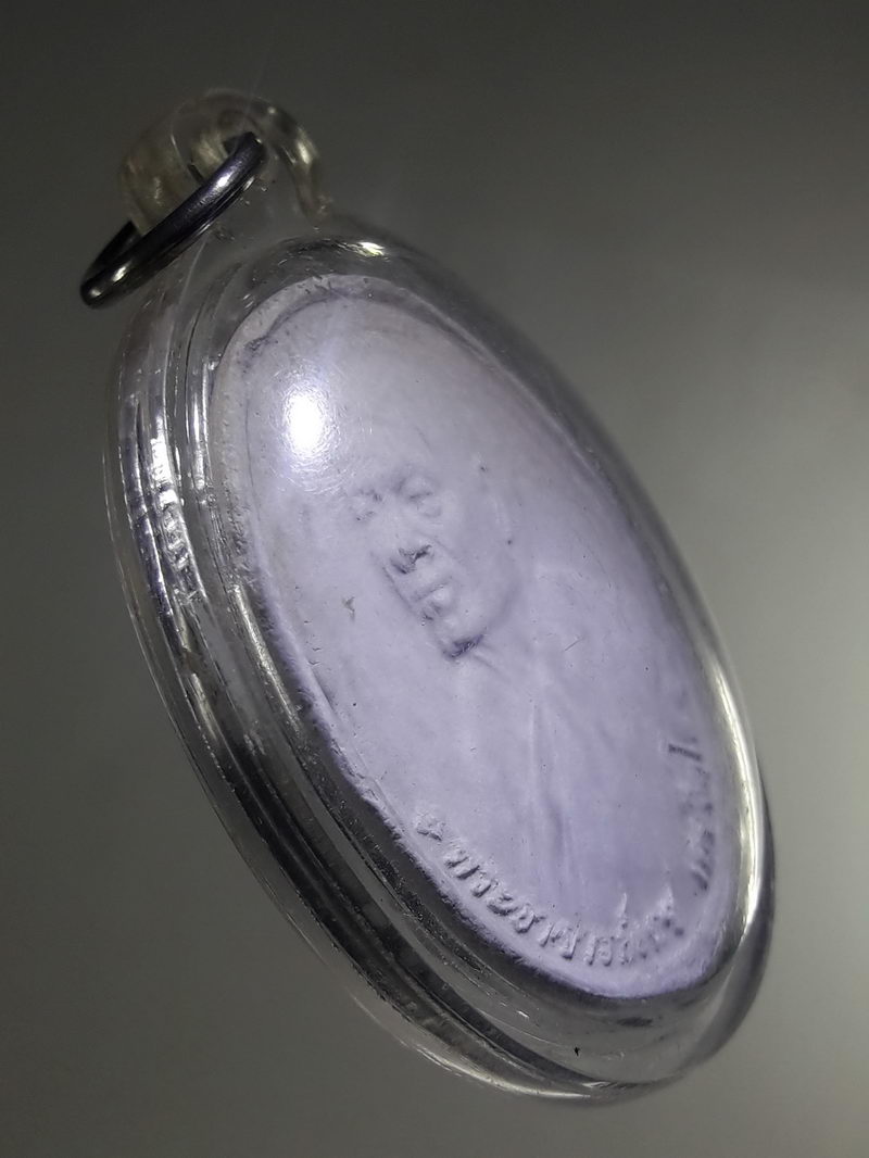 รหัสสินค้า พระเนื้อดิน ผง ว่าน 10527 พระผงรูปเหมือน พระอาจารย์เดช วัดสังฆมงคล จังหวัดนครสวรรค์ หลังเครื่องอัฐบริขาร เลี่ยมพลาสติกพร้อมใช้