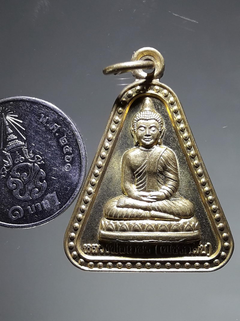 รหัสสินค้า เหรียญพระพุทธ 4315 เหรียญทองฝาบาตร พระพุทธ หลวงพ่อเกษร เพชรกลับ วัดลาดหลุมแก้ว จังหวัดปทุมธานี สร้างปี 2561 หลังยันต์ตรีนิสิงเห