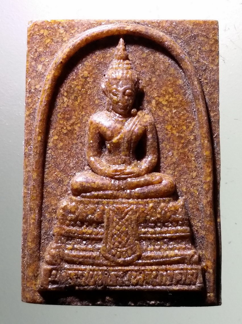 รหัสสินค้า พระเนื้อดิน เนื้อผง เนื้อว่าน 6218 พระพุทธมหามงคล เนื้อกระเบื้องหลังคาโบสถ์ วัดสะแก สร้างปี 2539 หลังตราสัญลักษณ์พระราชพิธีกาญจนาภิเษก