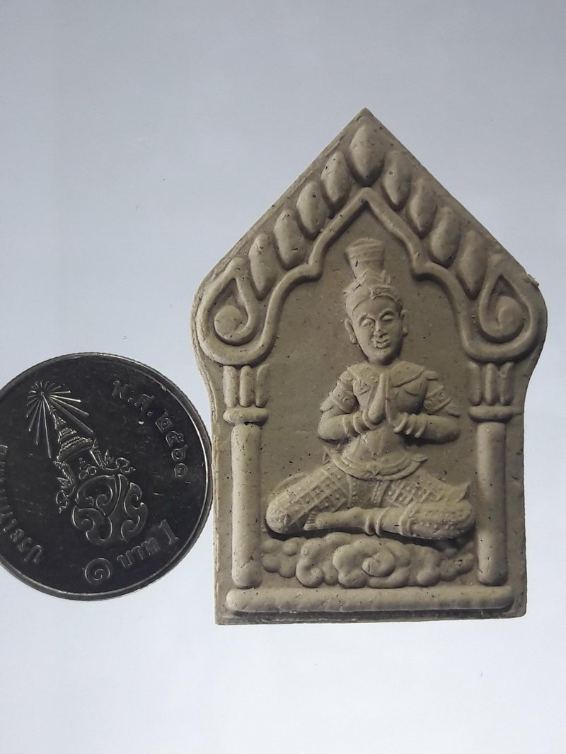 รหัสสินค้า พระมีกล่อง 324 พระขุนแผนวิทยาธร พระอาจารย์เก่ง วัดเขาถ้ำพระ จังหวัดสุราษฎร์ธานี ขนาดเทียบกับเหรียญบาท พระสวย กล่องเดิม