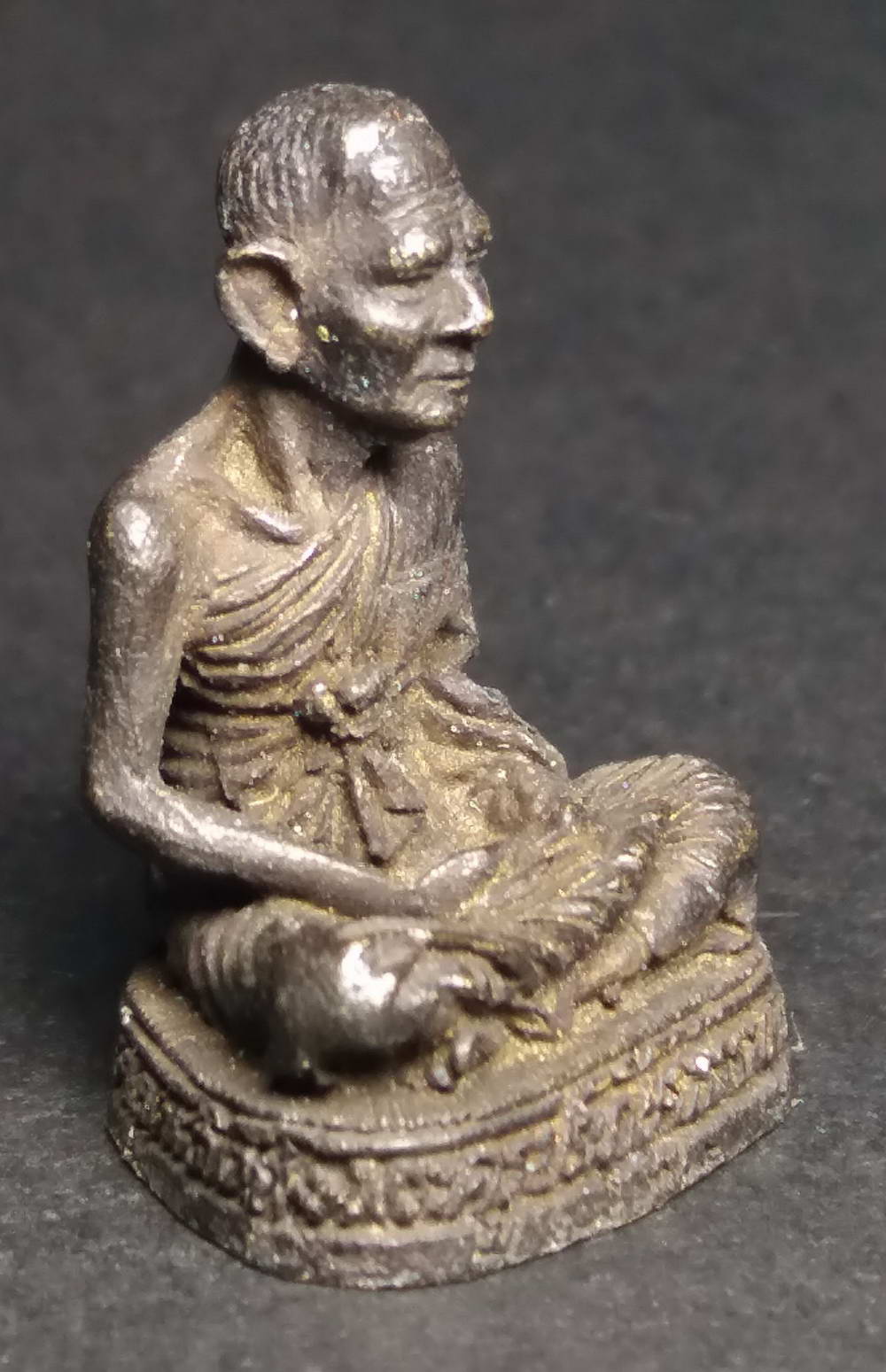 รหัสสินค้า พระกริ่ง พระหล่อ 153 รูปหล่อพระครูประดิษฐ์ธรรมคุณ วัดมงคลนิมิตร อำเภอตรอน จังหวัดอุตรดิตถ์ เนื้อทองเหลืองรมดำ