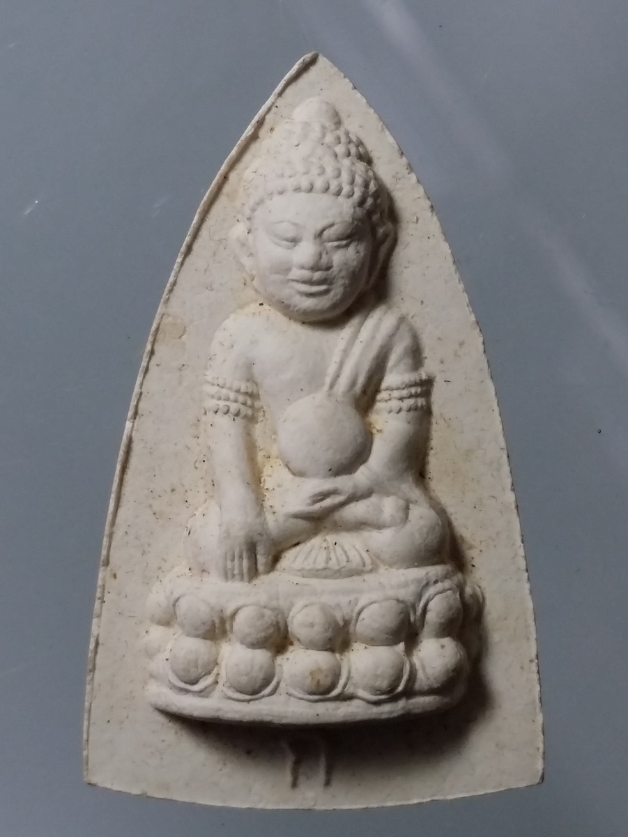 รหัสสินค้า พระมีกล่อง 473 พระกริ่งเนื้อผงหลังยันต์พุทโธ หลวงปู่เกลื่อน วัดสองเขต ตำบลสนามคลี อำเภอเมือง จังหวัดสุพรรณบุรี