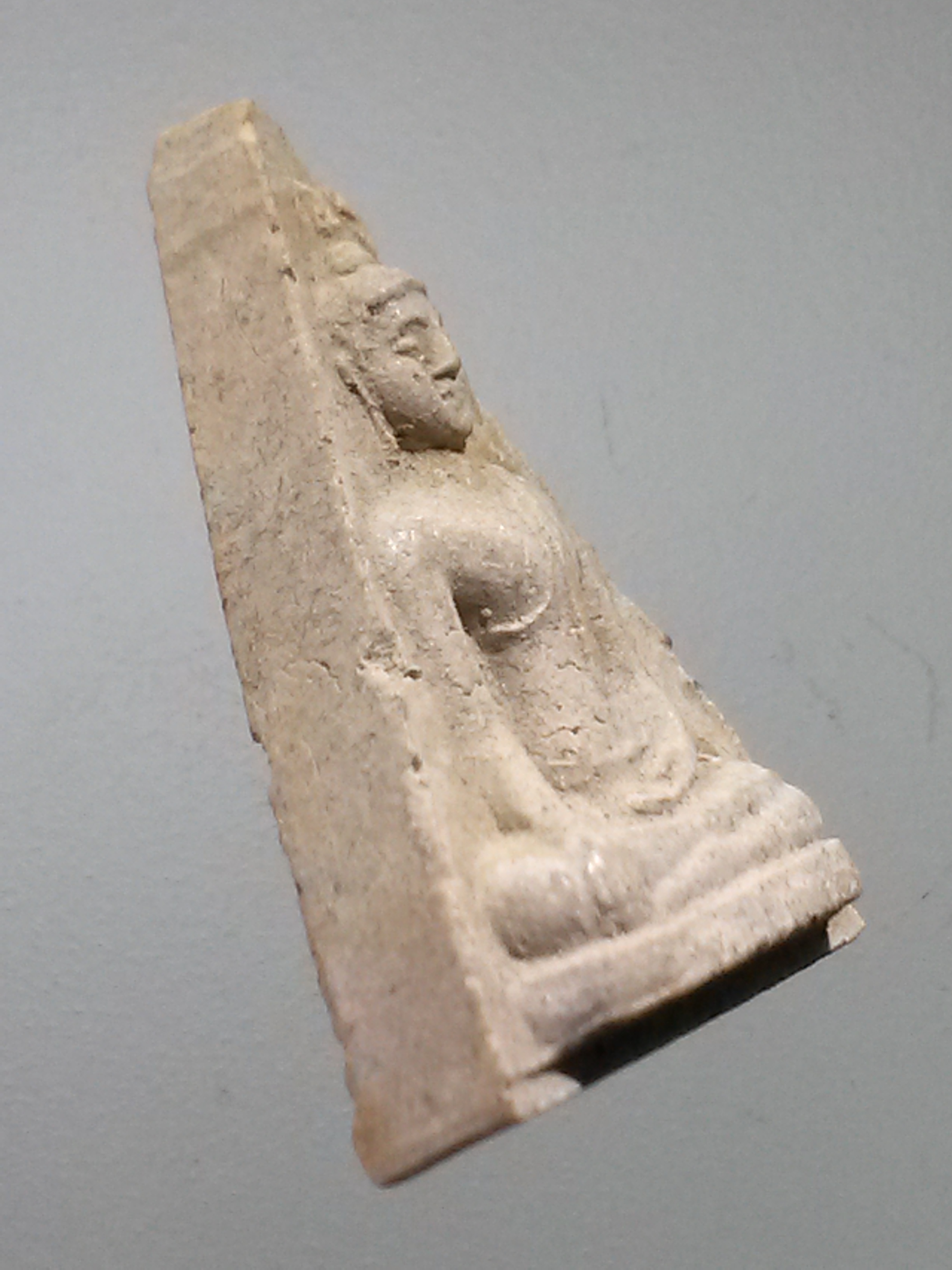 รหัสสินค้า พระไม่ทราบที่ 484 พระพุทธเนื้อผง พิมพ์สามเหลี่ยม หลังยันต์พุทโธ ไม่ทราบที่