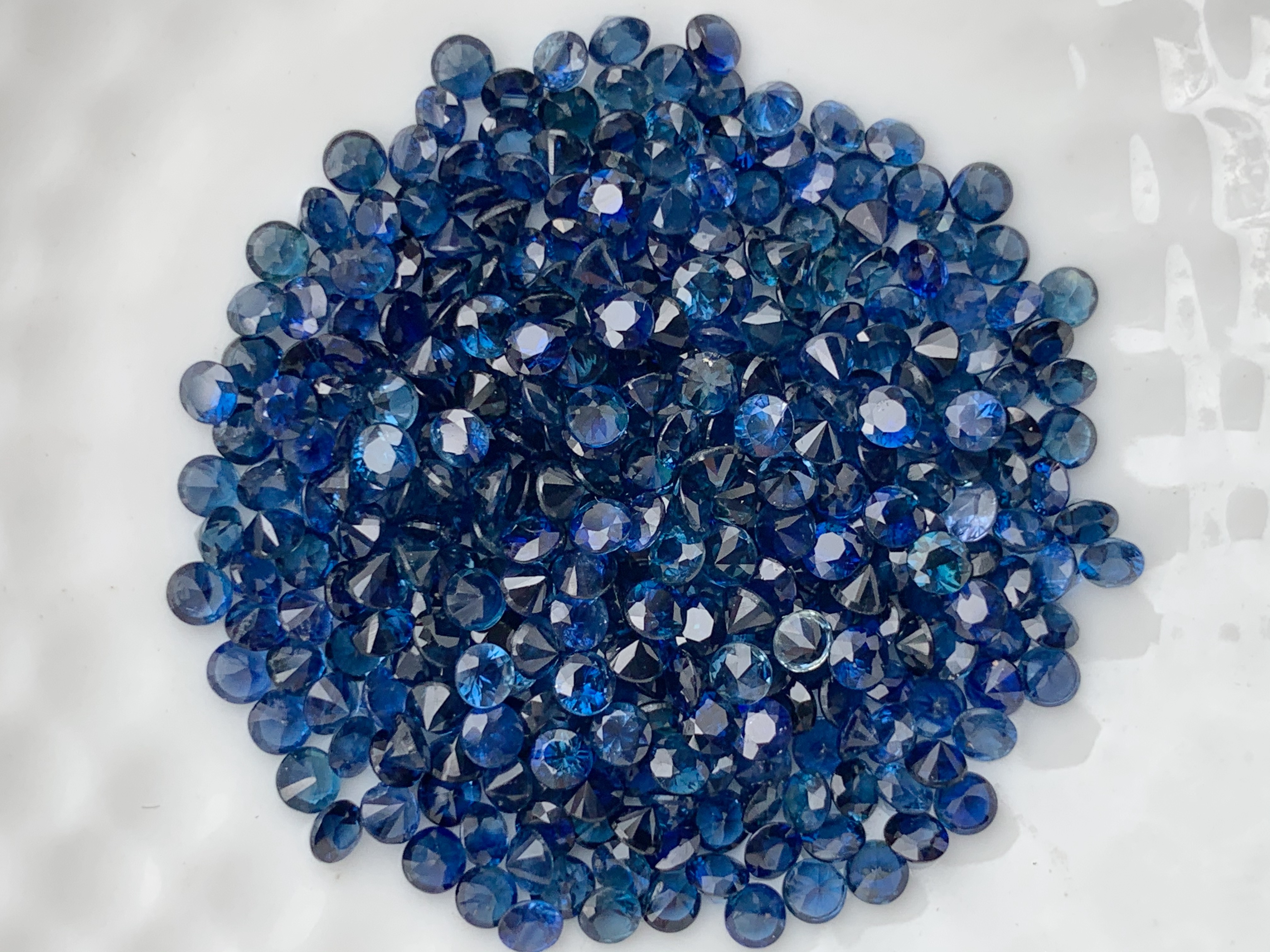 ไพลินกลม 2.4 mm. 1 กะรัต