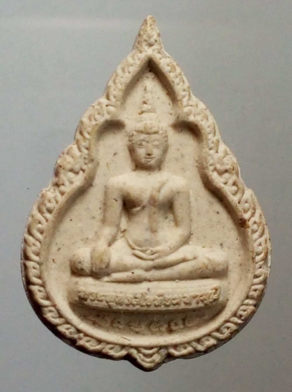 รหัสสินค้า พระเนื้อดิน เนื้อผง เนื้อว่าน 975 พระพุทธสุโขทัยมหามุนี เนื้อผงกลีบบัว ที่ระลึกงานผูกพัทธสีมา วัดป่านาบุญ จังหวัดสุโขทัย สร้างปี 2560