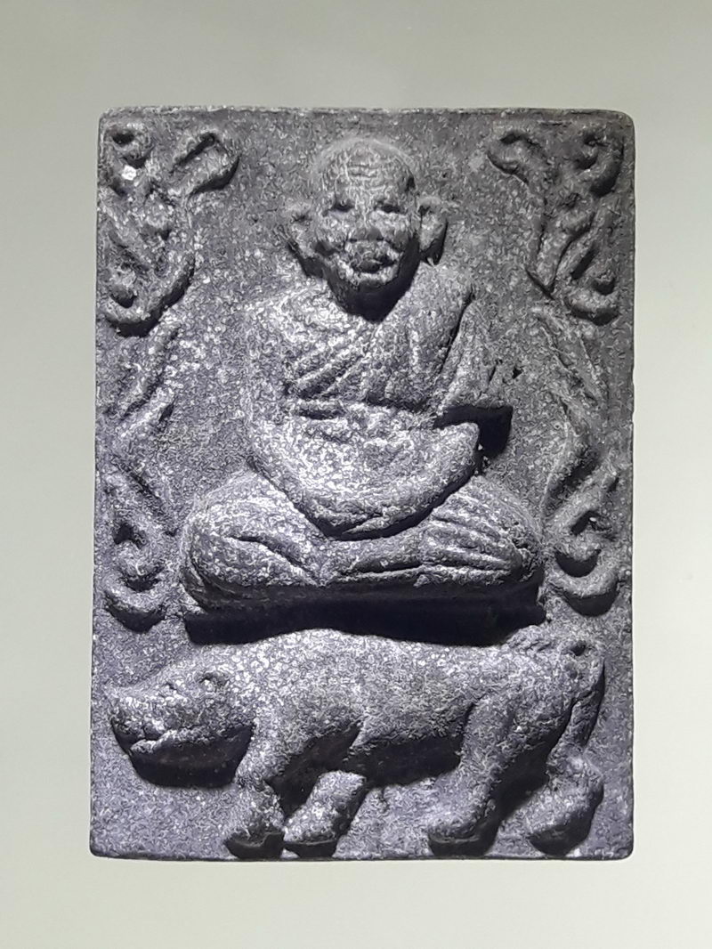 รหัสสินค้า พระเนื้อดิน ผง ว่าน 10522 พระผงสมเด็จขี่หมู เนื้อผงพุทธคุณสีดำ ปี 2525 หลวงปู่เส็ง วัดบางนา จ.ปทุมธานี ผสมมวลสารเก่า ผง 12 นักษัตร ตามตำราหลวงปู่เทียน