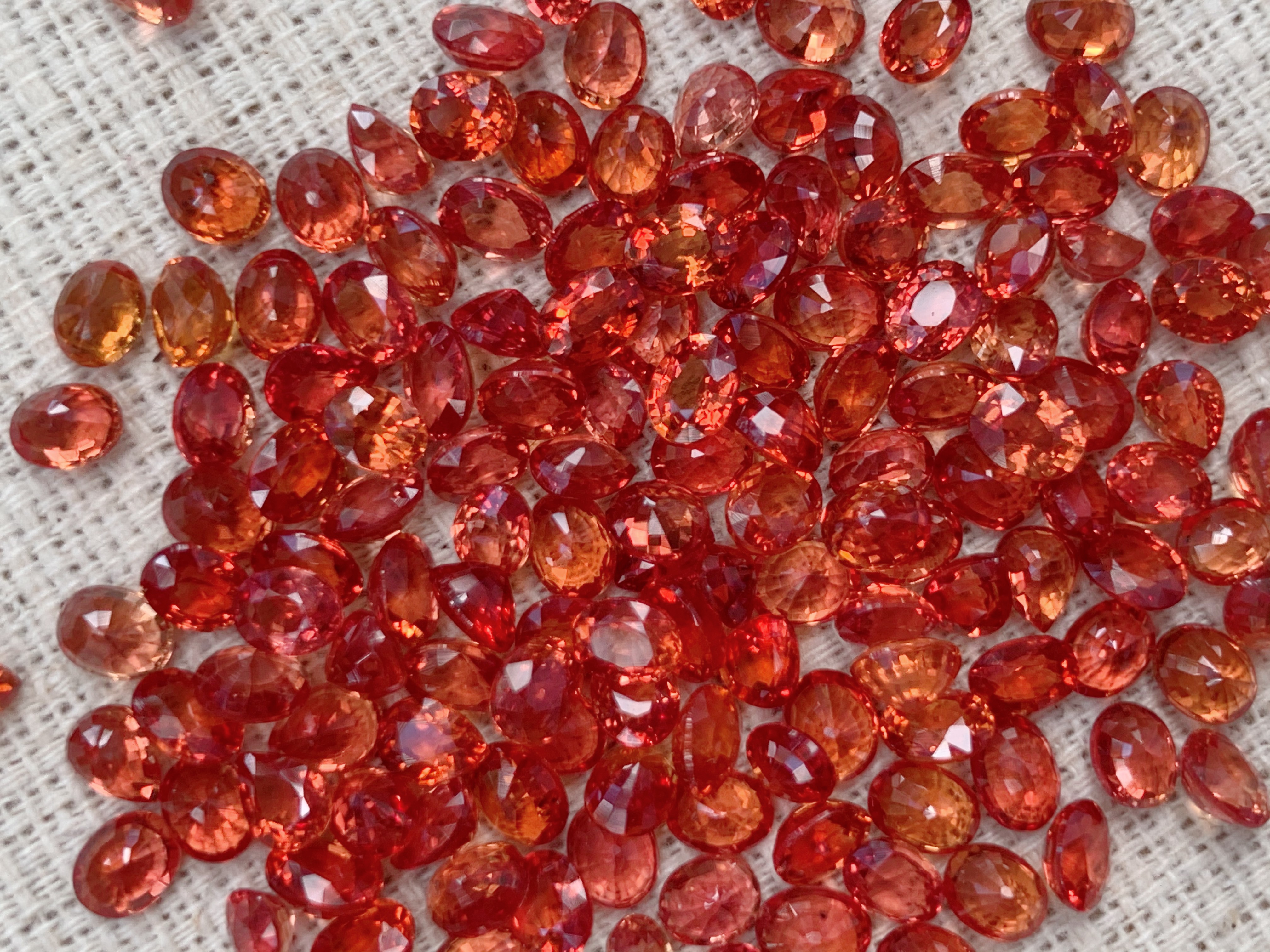 บุษราคัมส้มไข่ 4x3 mm. 1 กะรัต