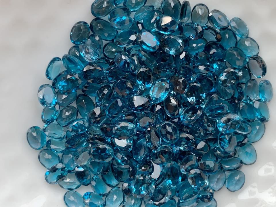 ลอนดอนบลูโทปาส 4X3 mm. 5 กะรัต