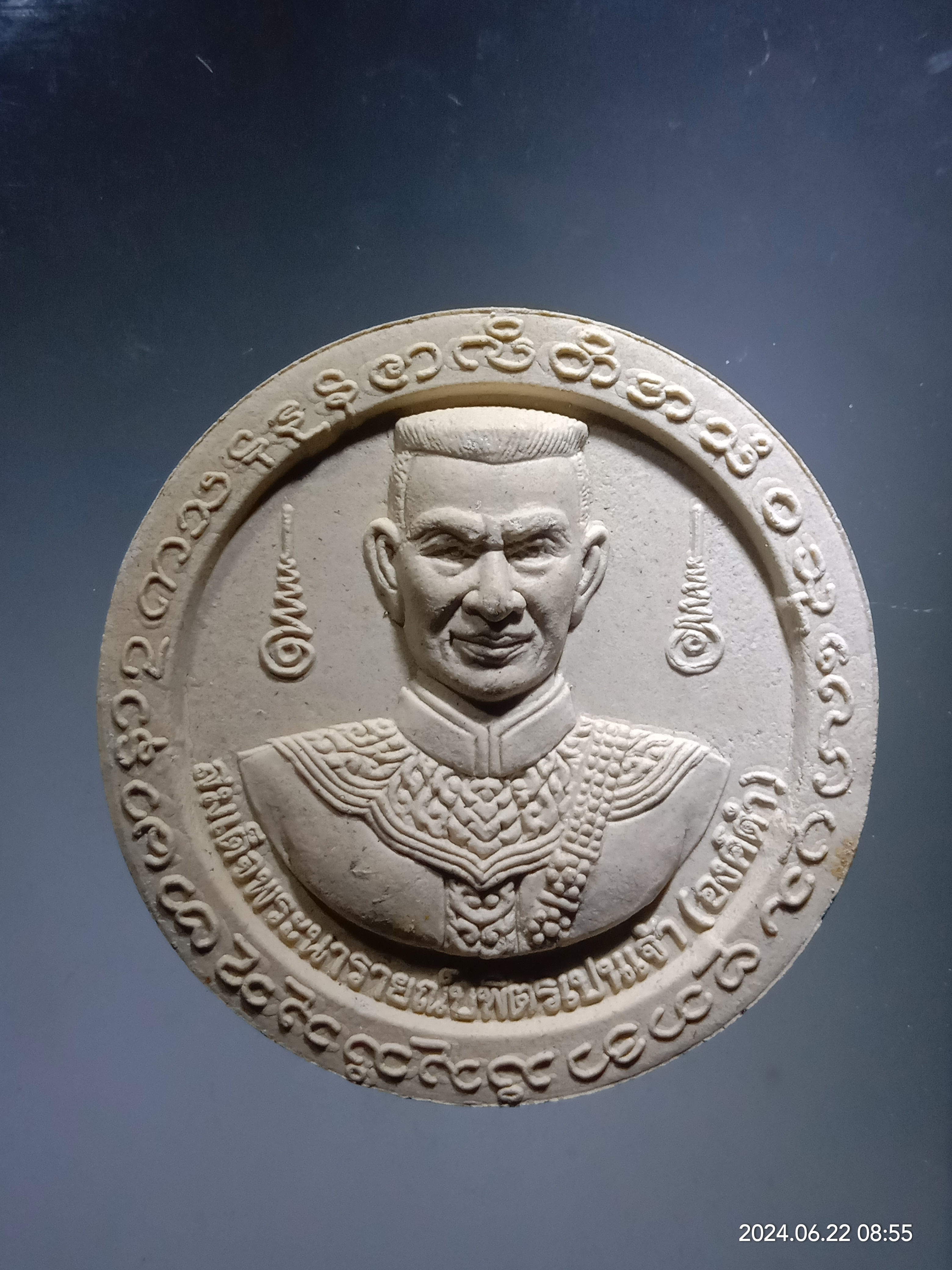 รหัสสินค้า พระเนื้อดิน เนื้อผง เนื้อว่าน 014 พระผงจันทร์ลอย พระมหาเถระคันฉ่อง สมเด็จพระนารายณ์บพิตรเปนเจ้า องค์ดำ (สมเด็จพระนเรศวรมหาราช) ไม่ทราบที่ ขนาดเมื่อเทียบกับเหรียญบาท