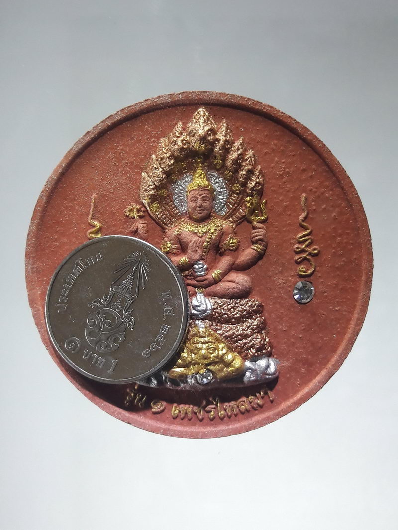 รหัสสินค้า พระมีกล่อง 346 พระเทวราชโพธิสัตว์จตุคามรามเทพ เนื้อว่านแดงปัดทองสามกษัตริย์ฝังพลอยขาว รุ่นเพชรไหลมา วัดพิกุล ตำบลนครชุม อำเภอเมือง จังหวัดกำแพงเพชร สร้างปี 2550