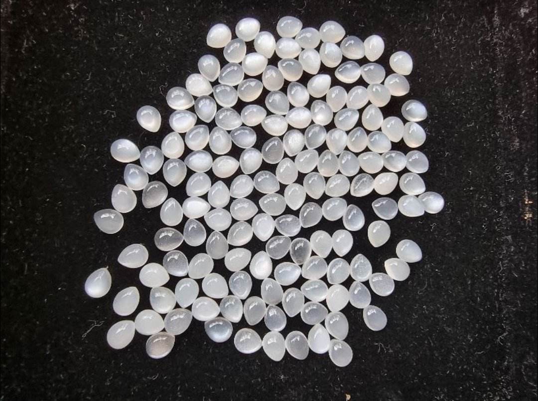 มูนสโตนหยดน้ำหลังเบี้ย 5x4 mm. 5 กะรัต