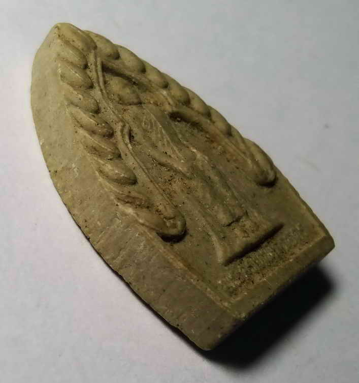 รหัสสินค้า พระเนื้อดิน เนื้อผง เนื้อว่าน 179 พระผงรูปเหมือนพระครูเทพโลกอุดร หลังยันต์น้ำเต้า