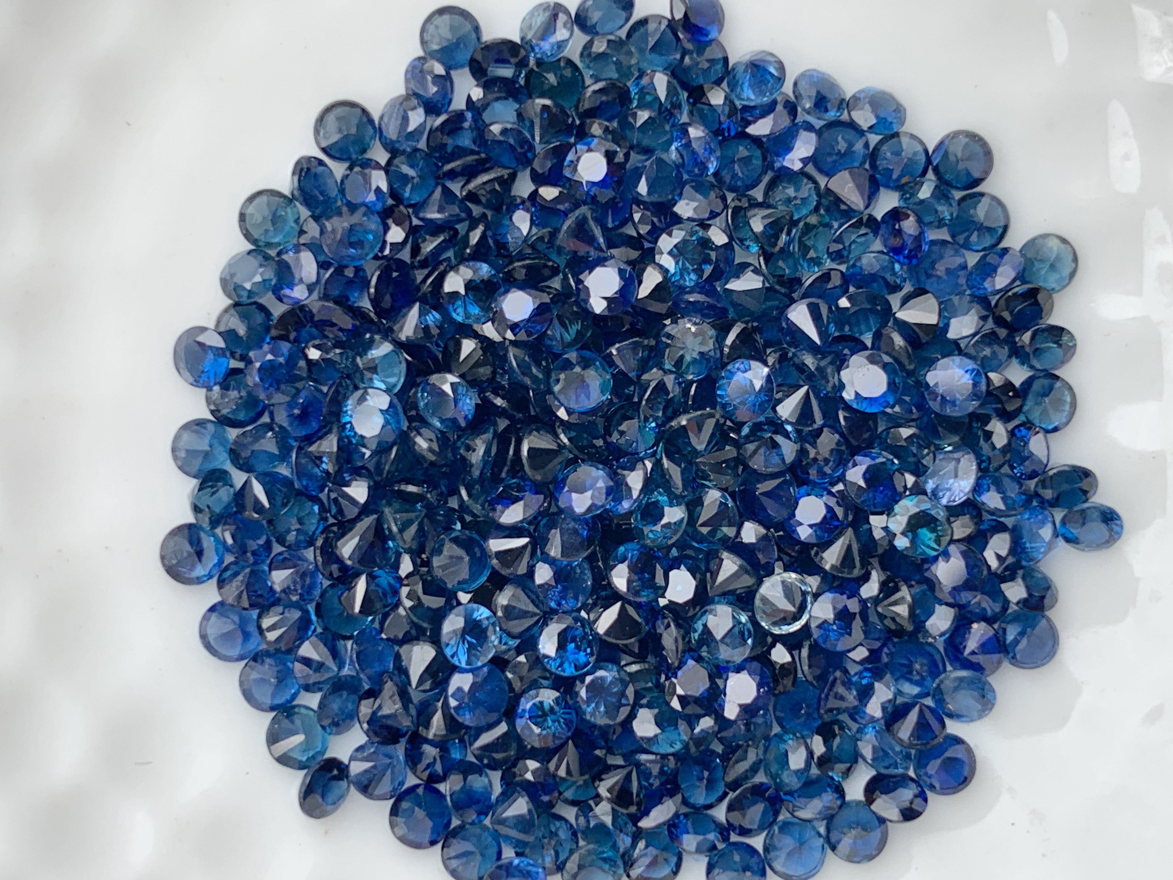 ไพลินกลม 2.4 mm. 1 กะรัต