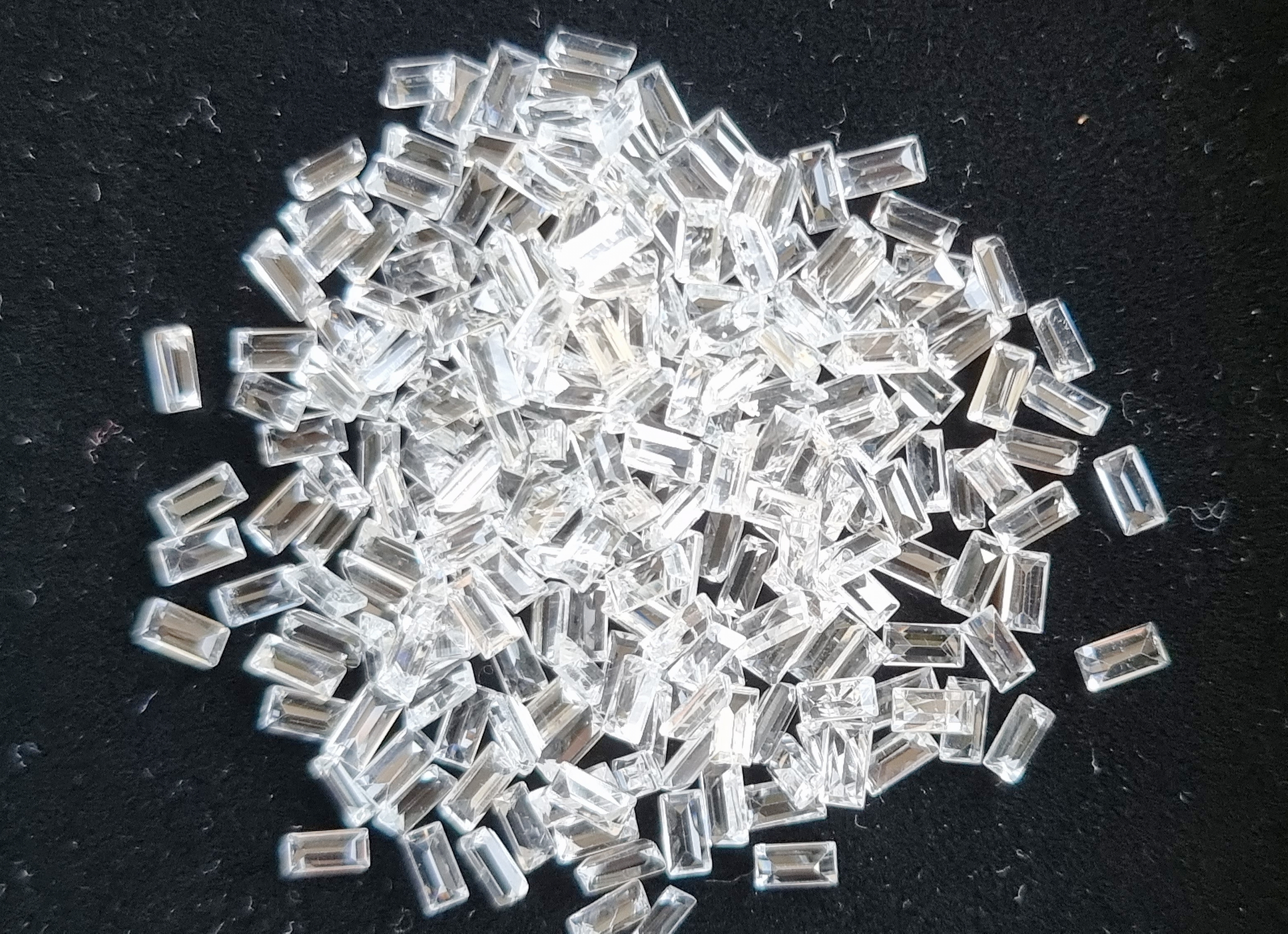 ไวท์โทปาสสี่เหลี่ยม 4x2mm. 5 กะรัต