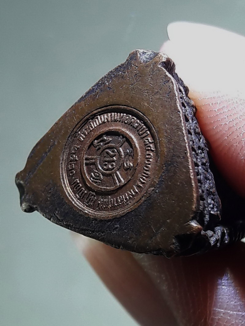 รหัสสินค้า เพชรบุรี 004 พระกริ่งไตรภาคี หลวงพ่อเขาตะเครา หลวงพ่อหมอ หลวงพ่อเทวฤทธิ์ วัดเขาตะเครา ปี 2520 พิมพ์ใหญ่