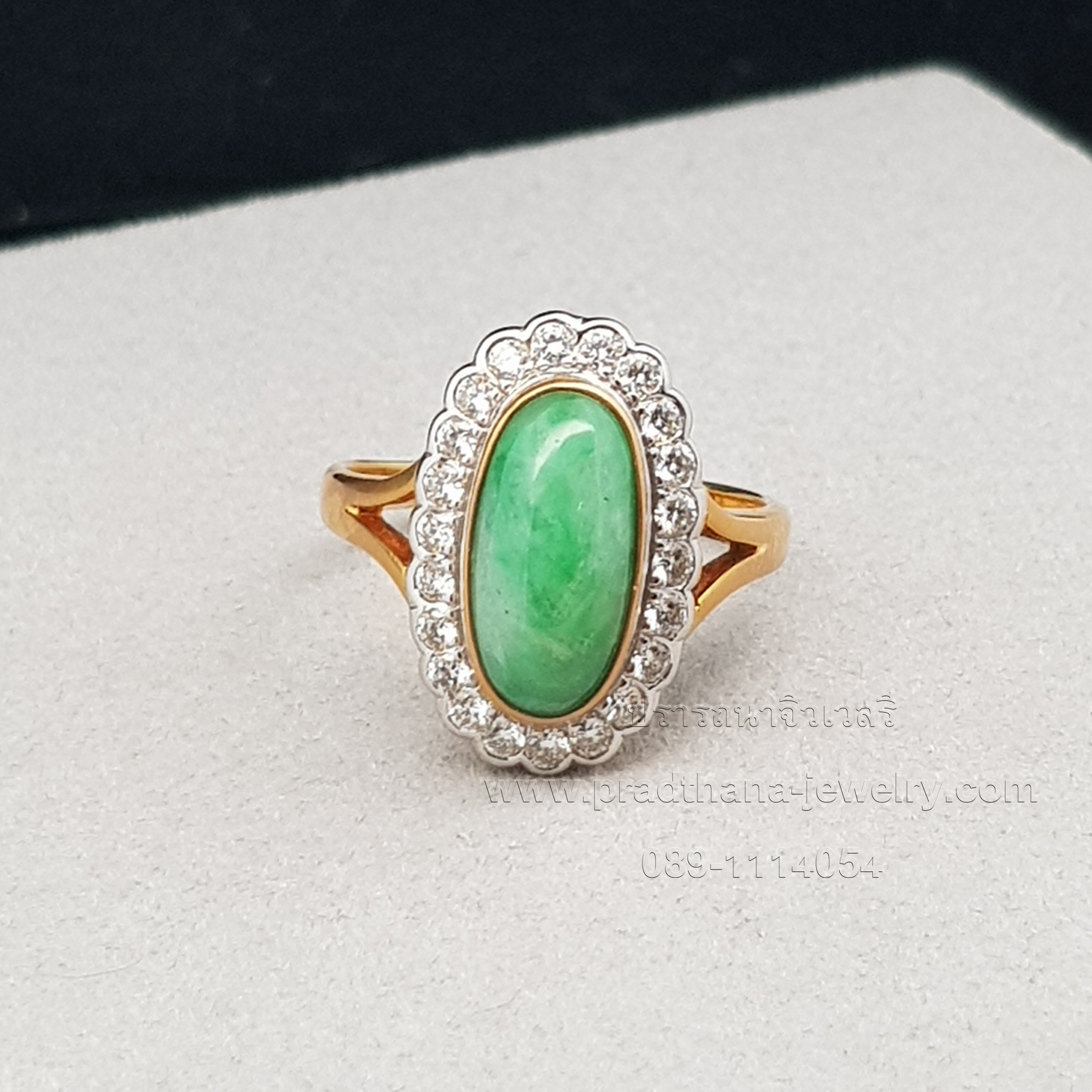 แหวนหยกล้อมเพชร