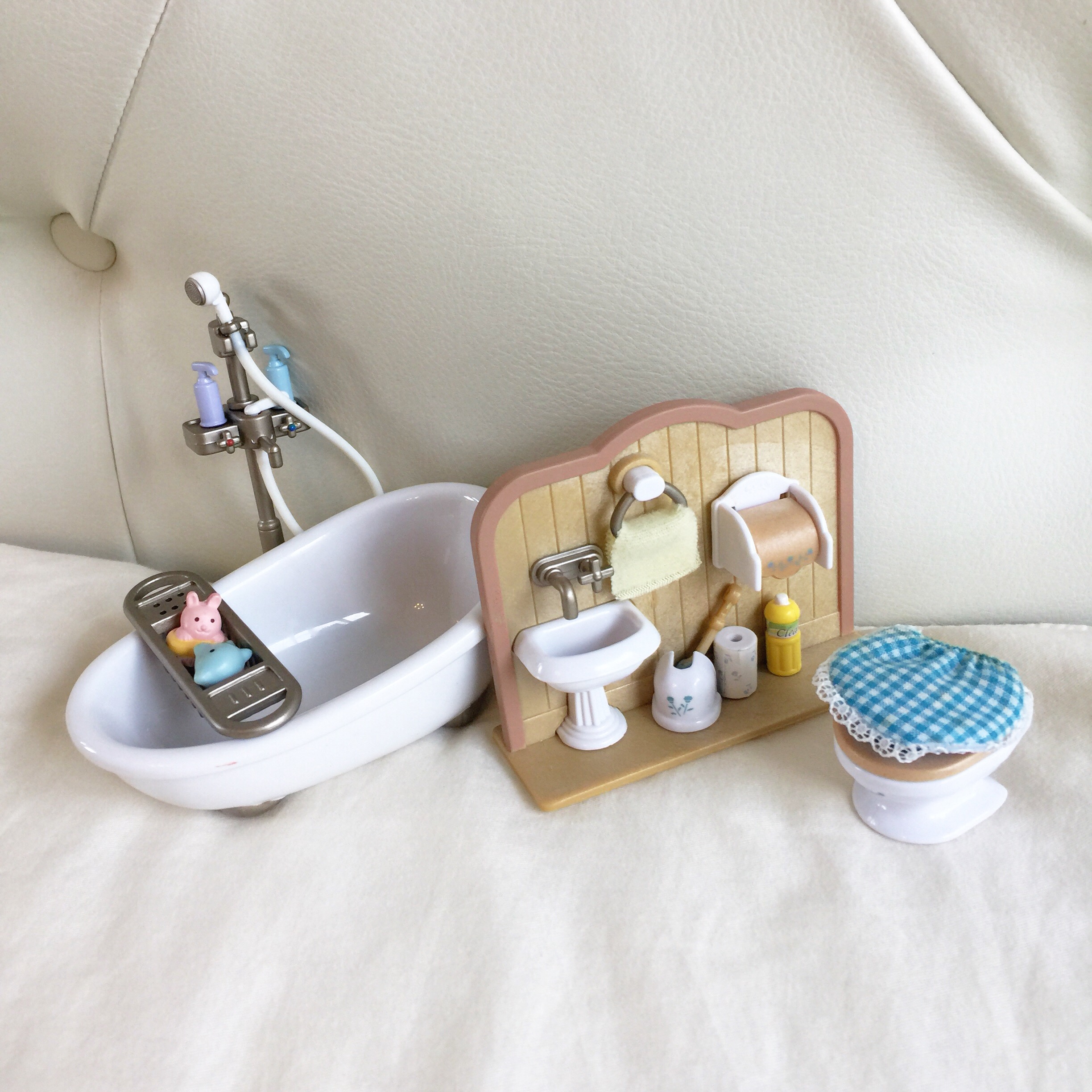 เซตห้องอาบน้ำ ห้องสุขา พร้อมอุปกรณ์หลายชิ้น Bathroom Set : Sylvanian Families