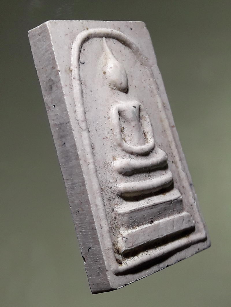 รหัสสินค้า พระสมเด็จ วัดต่างๆ 1309 พระสมเด็จเนื้อผง วัดปรกฟ้า ตำบลเกาะจันทร์ อำเภอพนัสนิคม จังหวัดชลบุรี สร้างปี 2538 รุ่นวางศิลาฤกษ์