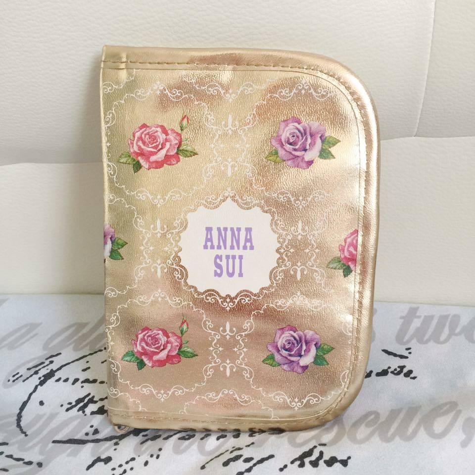 กระเป๋าใส่บัตรอเนกประสงค์ Anna Sui rose gold multi case สีทองลายดอกไม้สวยหวาน น่ารักน่าใช้มากๆ ค่ะ