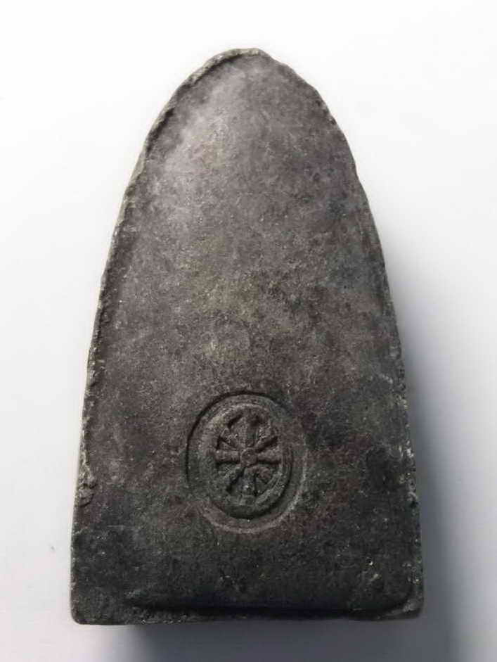 รหัสสินค้า พระเนื้อดิน เนื้อผง เนื้อว่าน 483 หลวงปู่ทวด เนื้อผง หลังกงล้อธรรมจักร ไม่ทราบวัดที่สร้าง