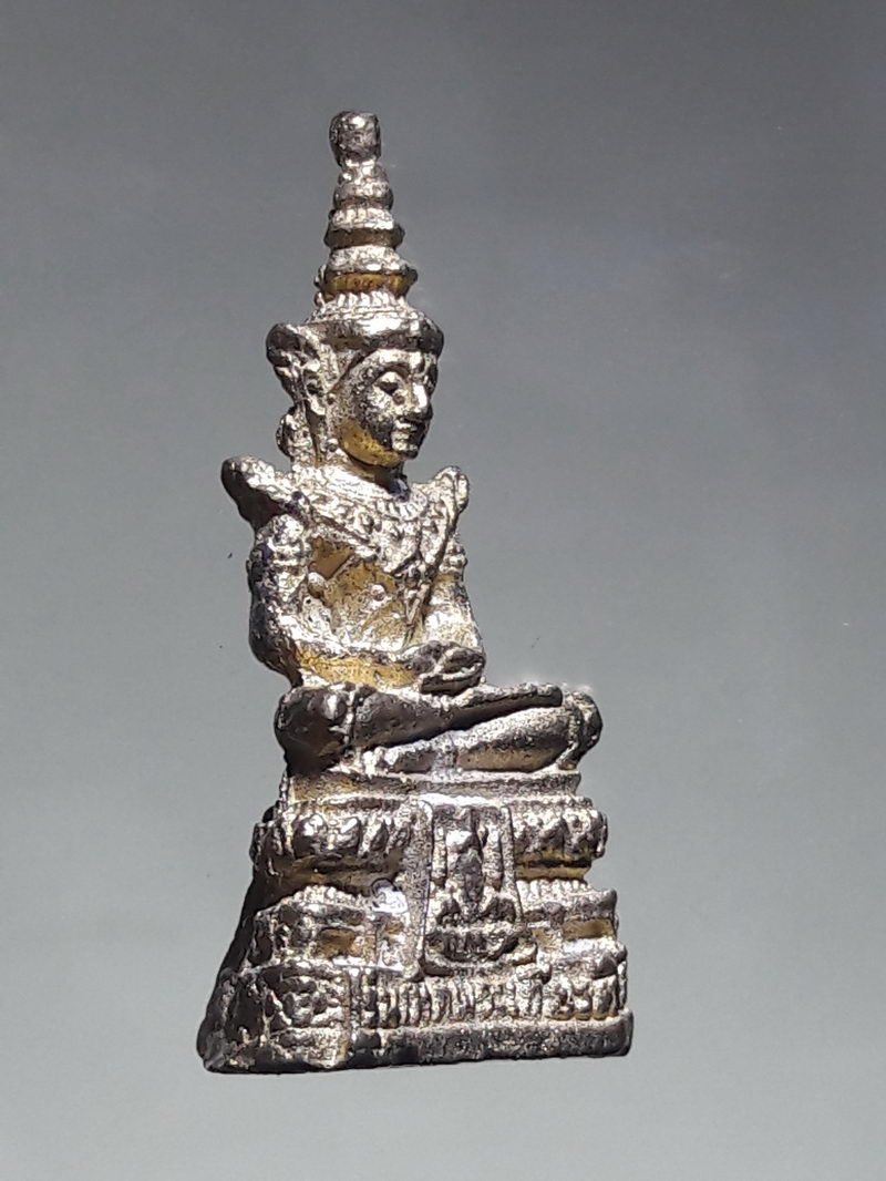 รหัสสินค้า พระมีกล่อง 265 รููปหล่อเนื้อทองระฆัง สมเด็จมหาจักรพรรดิ รุ่น 1 สำนักสงฆ์พรหมวนาราม จังหวัดพิษณุโลก ขนาดเทียบกับเหรียญบาท กล่องเดิม