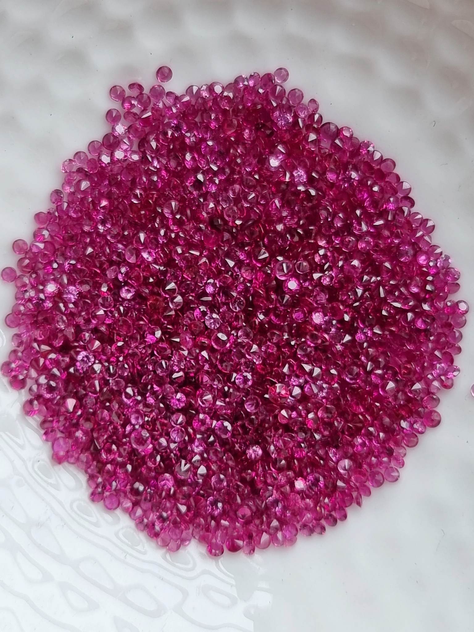 พลอยทับทิมสยามเผาเก่า บ่อไร่ จ.ตราด 1.4-1.9 mm. นน. 0.25 กะรัต