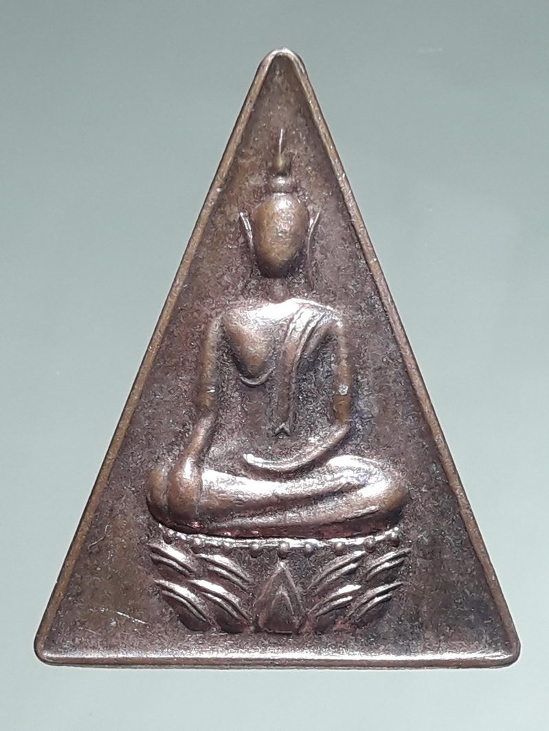 รหัสสินค้า เหรียญพระพุทธ 4343 เหรียญนางพญา นั่งฐานบัว พิมพ์สามเหลี่ยม หลวงพ่อพุธ ฐานิโย วัดป่าสาลวัน จังหวัดนครราชสีมา รุ่นขุมทรัพย์ ตอกโค๊ต ด้านหลัง